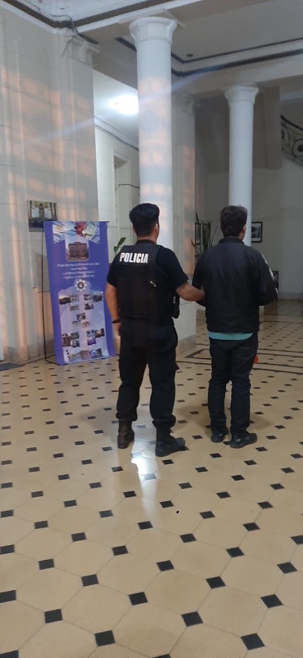 DETUVIERON A UN SUJETO