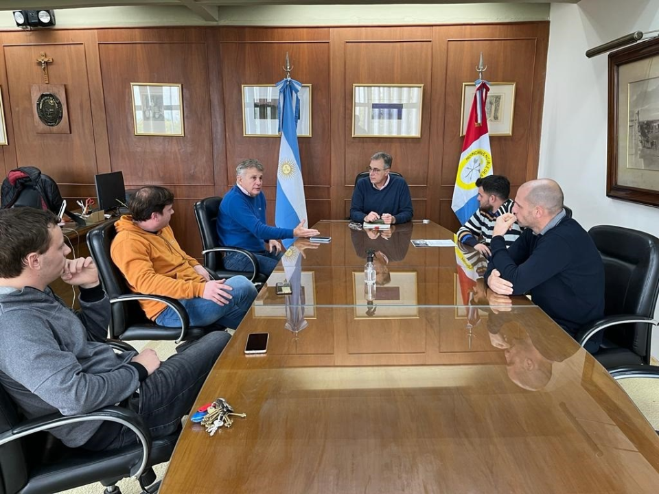 Luis Castellano recibió a integrantes del Club de Autos Antiguos