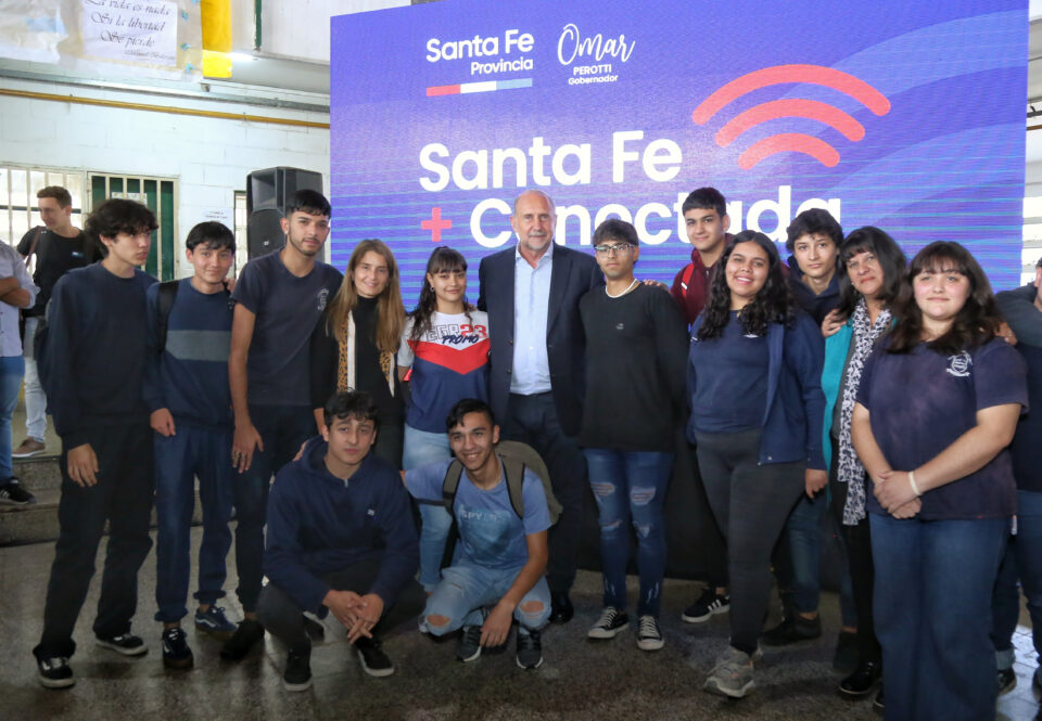 Perotti encabezó el lanzamiento del programa “Santa Fe + Conectada” en barrios populares