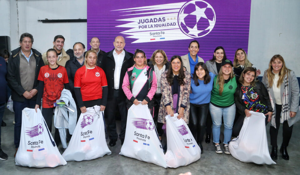 Perotti entregó kits a equipos de fútbol femenino de la Liga Rosarina