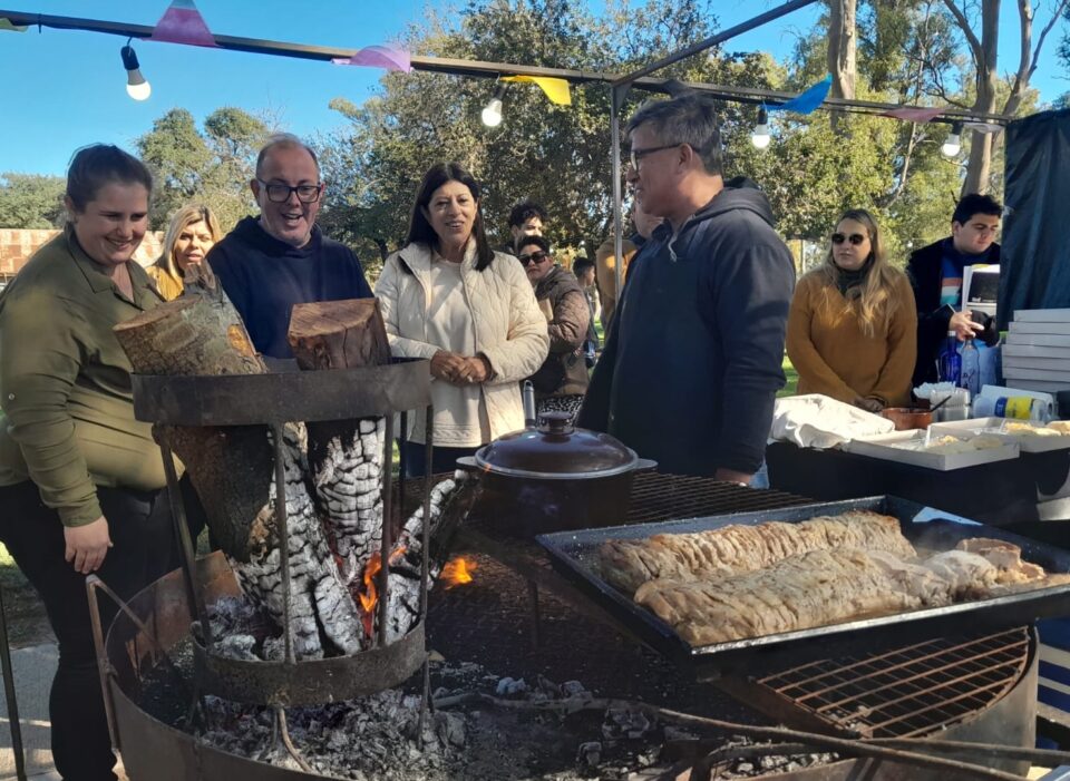 Ale Ambort y Clara García en la Feria de emprendedores y gastronómicos de Zenón Pereyra