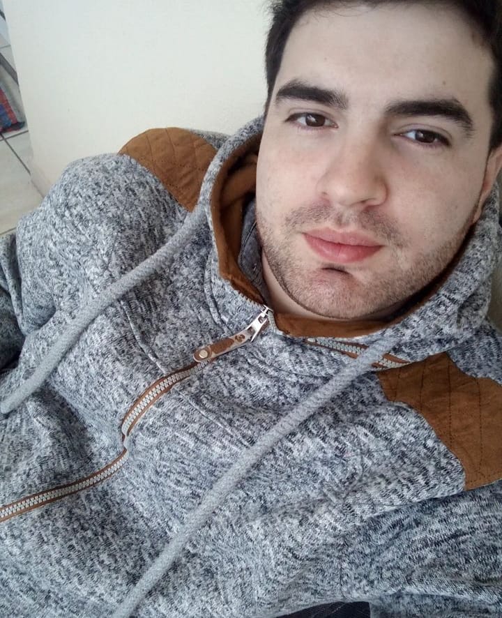 Se solicita información sobre José María Schneider