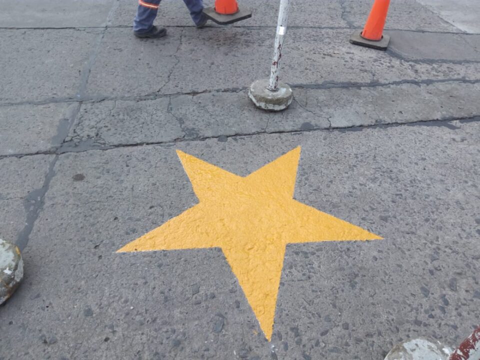 Se pintó una nueva estrella amarilla en las calles de la ciudad