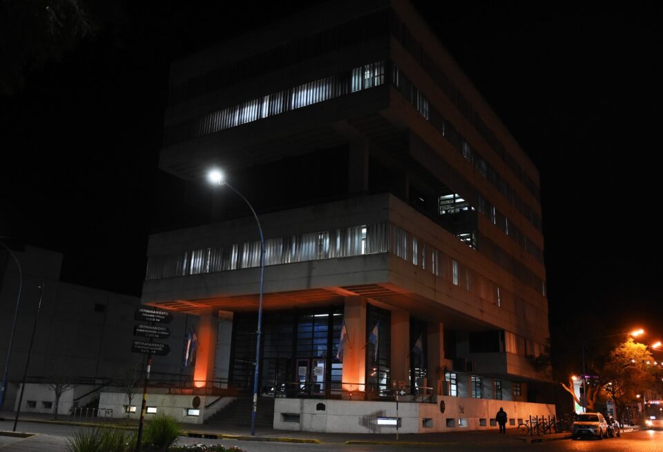 La Municipalidad se iluminó de anaranjado para concientizar sobre el TDAH