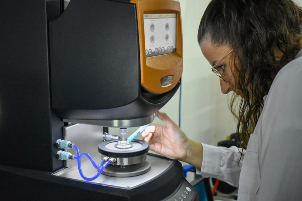 La provincia adjudicó becas a mujeres estudiantes de ingeniería para que puedan finalizar sus carreras de grado