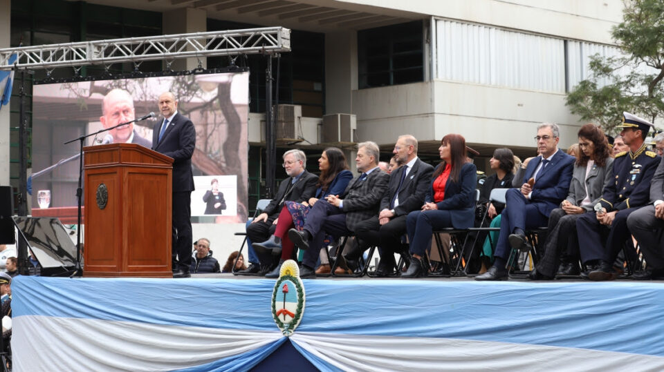 Perotti encabezó el acto por el 207º aniversario de la Independencia Argentina