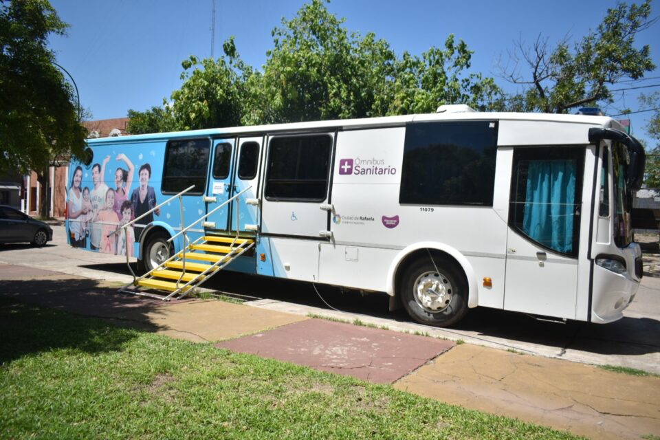 El Ómnibus Sanitario brinda sus servicios en barrio Villa Podio