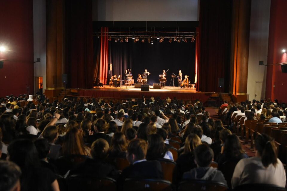 Más de mil estudiantes disfrutaron del concierto didáctico «Una Loca Historia de Tango»