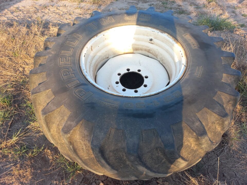 SECUESTRARON DOS RUEDAS DE TRACTOR