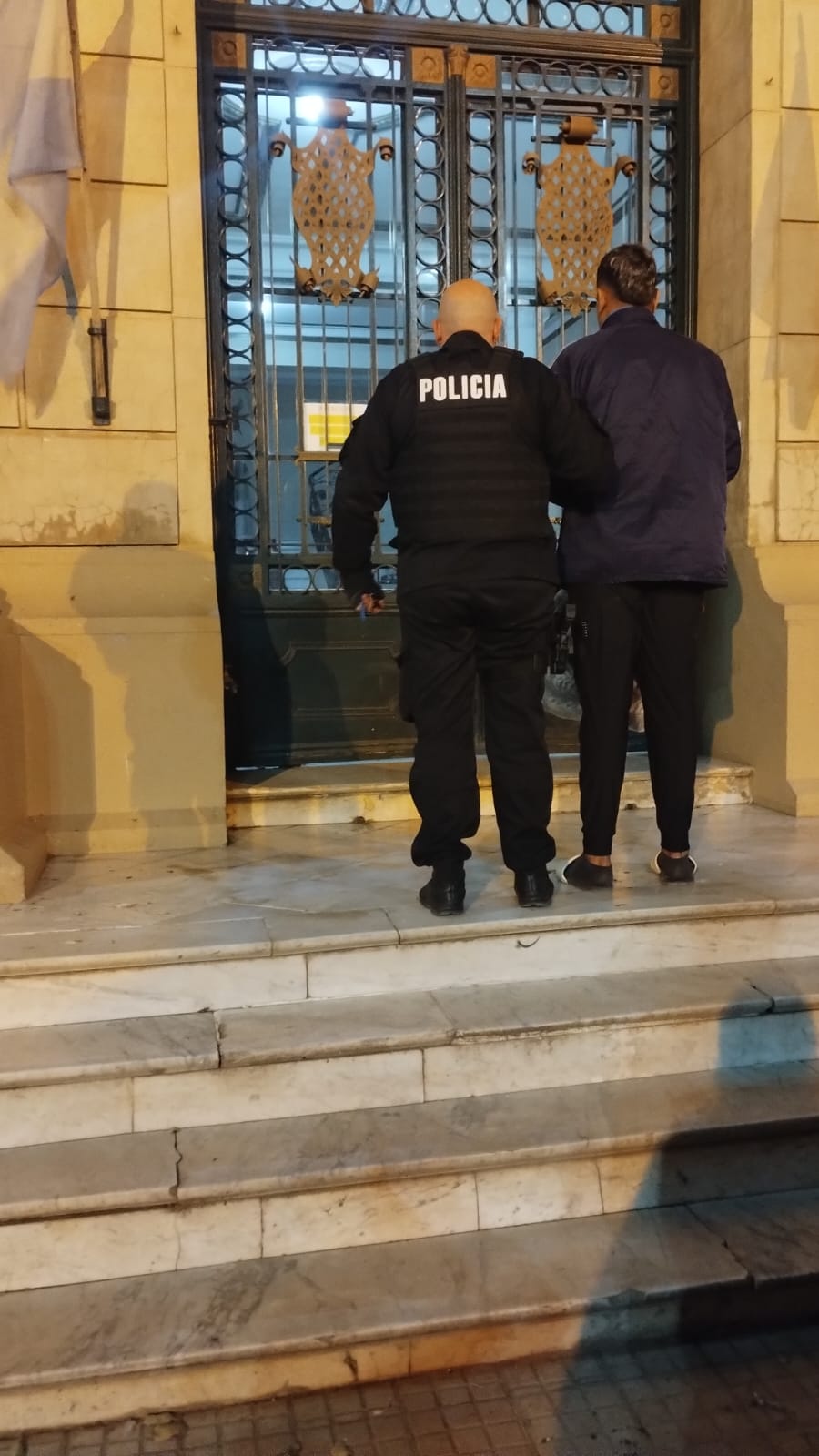 TENÍA PEDIDO DE PARADERO