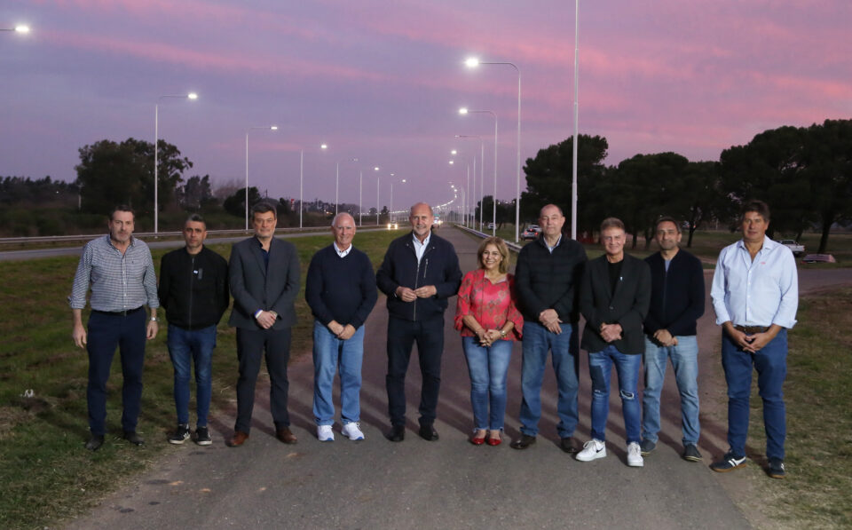 Perotti habilitó la nueva iluminación LED de un tramo de la autopista Rosario – Santa Fe