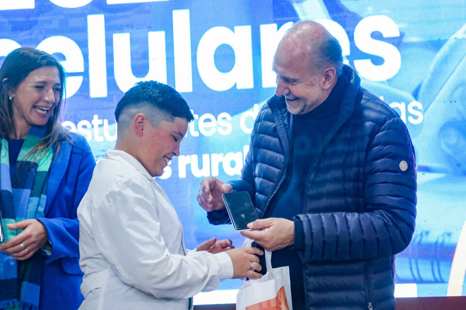 Perotti entregó dispositivos móviles e inauguró un corredor productivo en el departamento San Cristóbal
