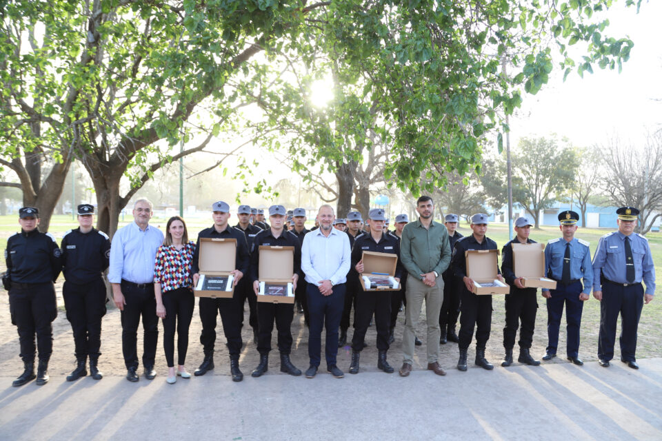 La provincia entregó equipamiento informático a estudiantes de la Tecnicatura de Seguridad Pública