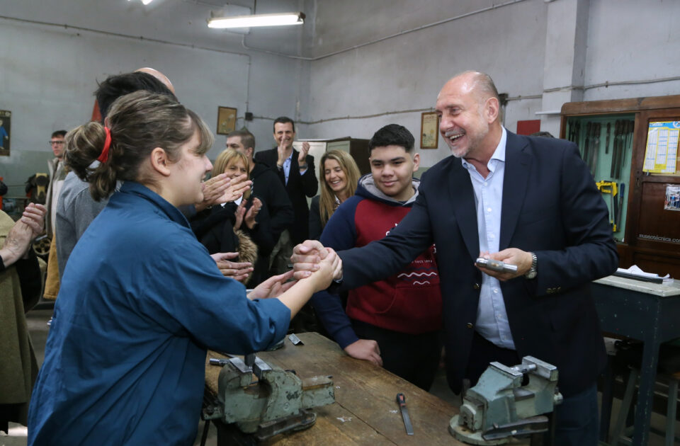 Perotti recorrió las obras de gas de la Escuela de Educación Técnico Profesional N°469 de Rosario