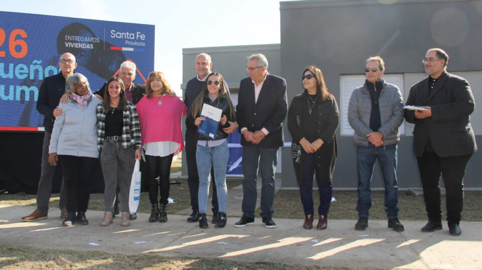 Perotti entregó viviendas y escrituras a familias de San Javier