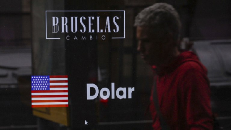 El dólar blue ya llegó a 0 y batió otro récord a tres semanas de las elecciones