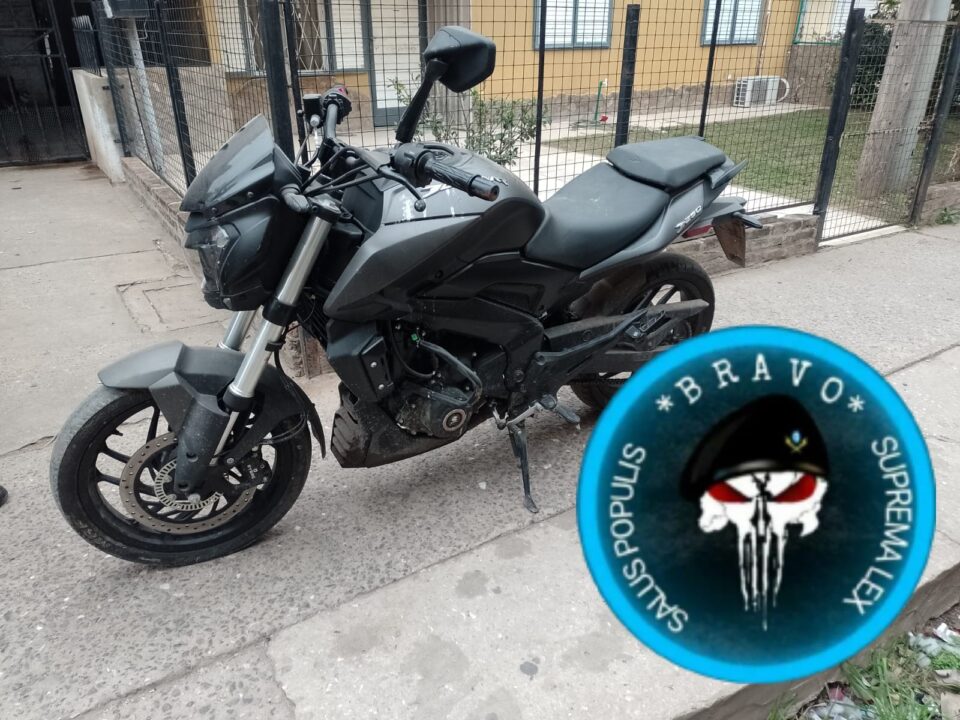 SECUESTRO DE INHIBIDORES, VEHÍCULOS ROBADOS, PLACAS DE CEMENTERIO Y UN ARMA EN POCAS HORAS
