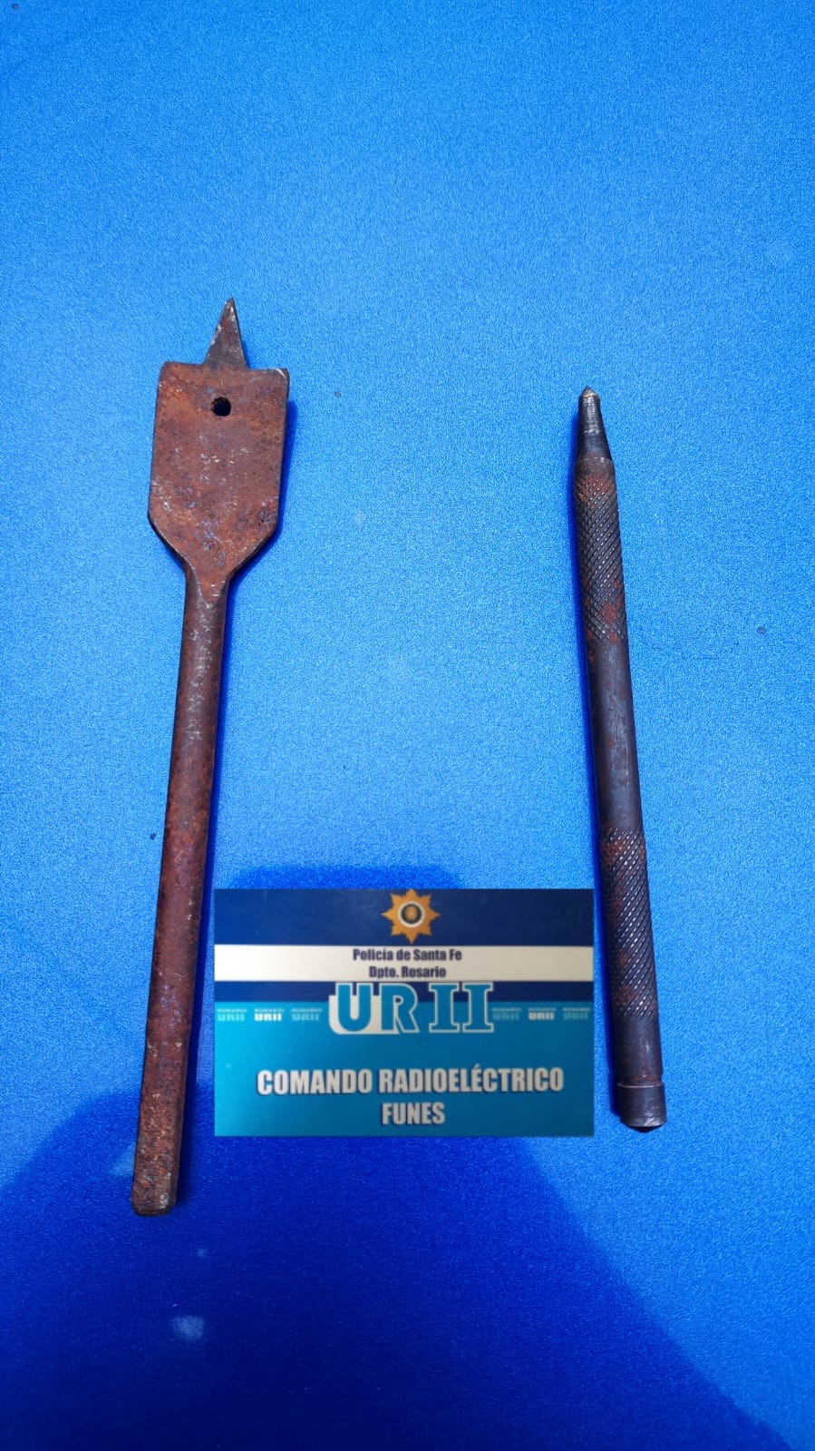 SECUESTRO DE INHIBIDORES, VEHÍCULOS ROBADOS, PLACAS DE CEMENTERIO Y UN ARMA EN POCAS HORAS