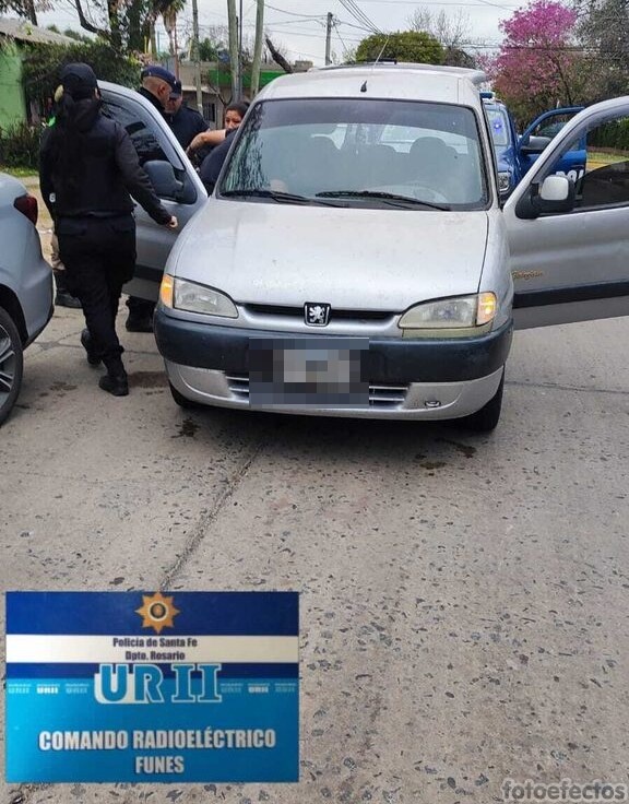 SECUESTRO DE INHIBIDORES, VEHÍCULOS ROBADOS, PLACAS DE CEMENTERIO Y UN ARMA EN POCAS HORAS