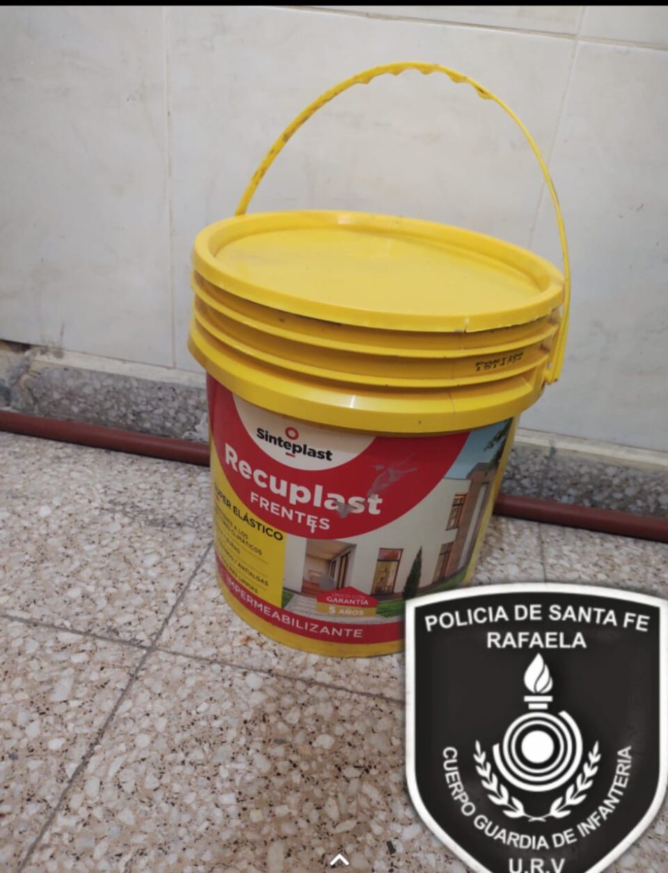 SECUESTRO DE UN BALDE DE PINTURA