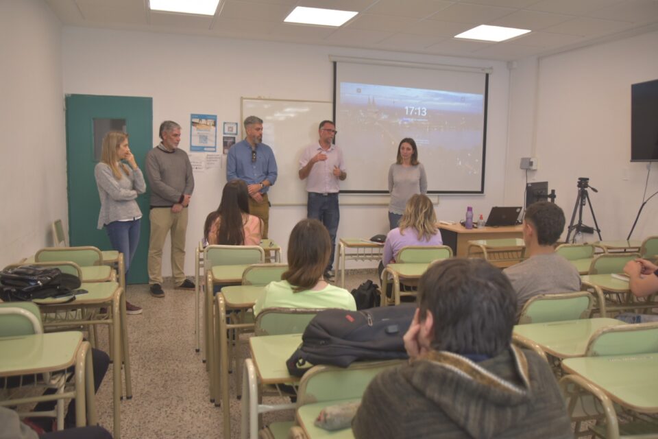 Dio inicio a un curso de cableado de redes informáticas