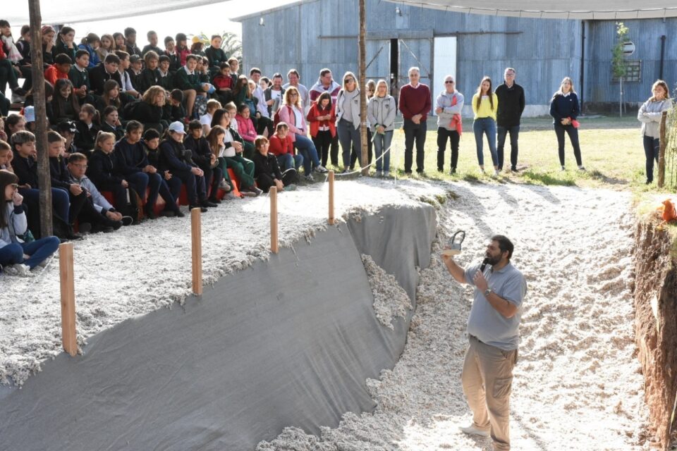 El intendente visitó y participó de las 24ª Jornadas Escolares “Desde el suelo pensemos en el medioambiente”