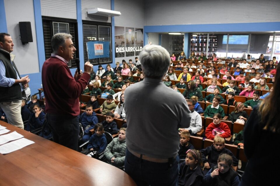 El intendente visitó y participó de las 24ª Jornadas Escolares “Desde el suelo pensemos en el medioambiente”
