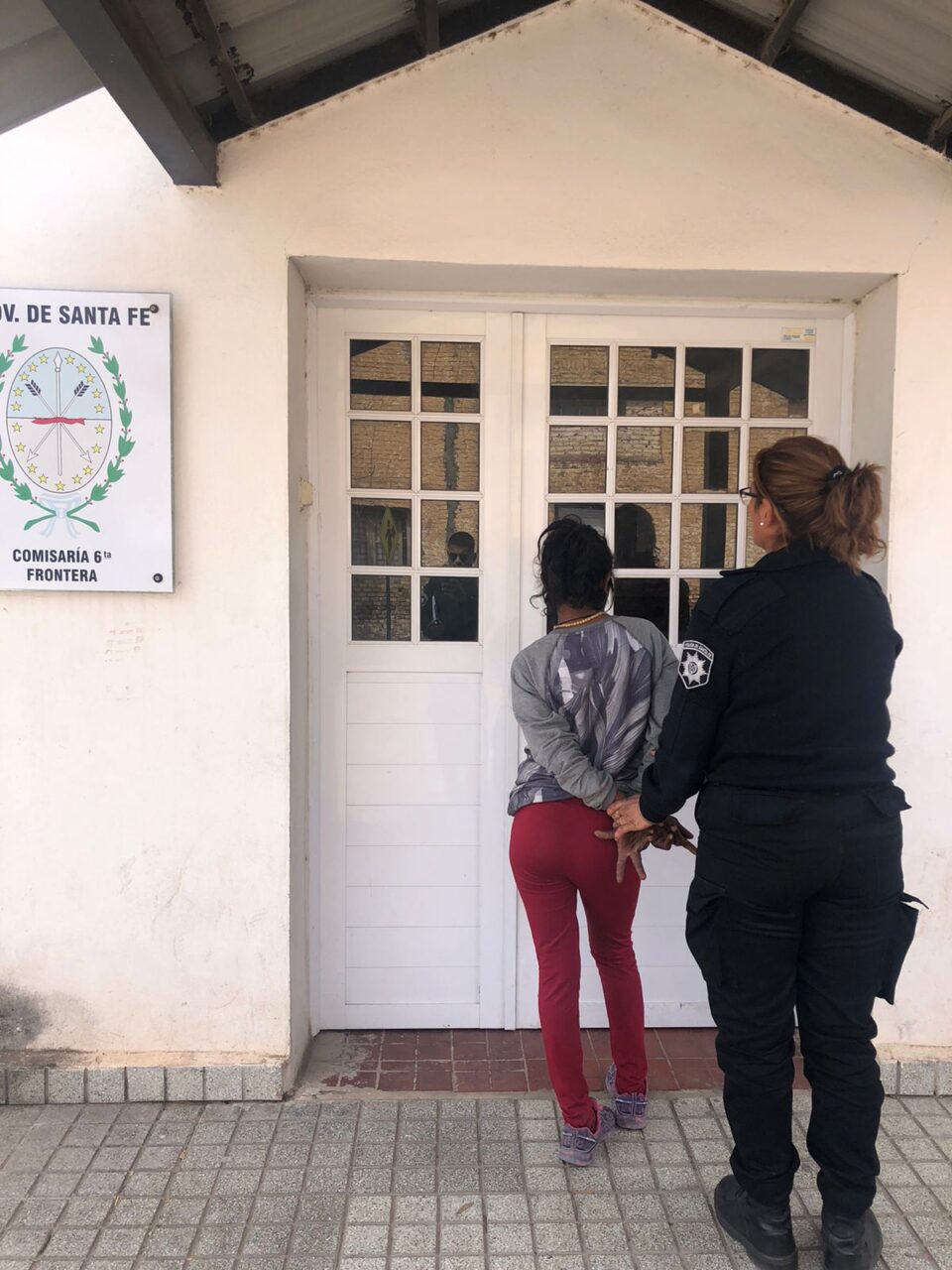 DETENCIÓN DE UNA MUJER