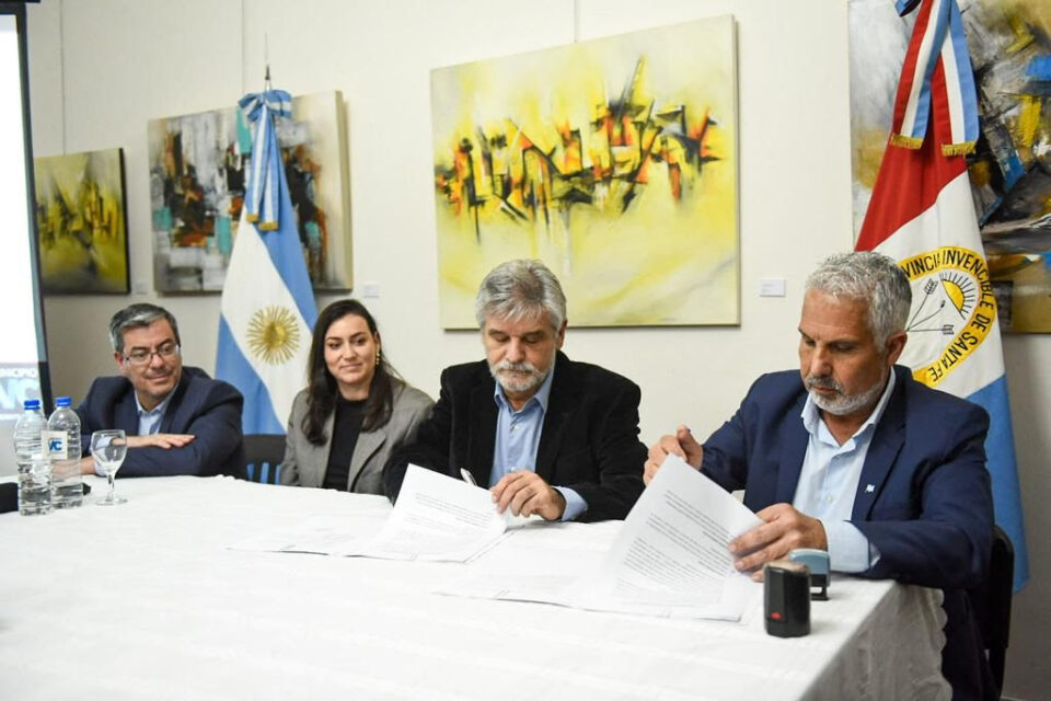 El ministro Filmus firmó en Santa Fe un convenio para la construcción de un Centro de Transferencia Tecnológica