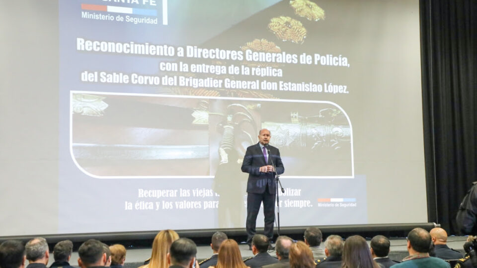 Perotti condecoró a las máximas autoridades de la Policía de la provincia
