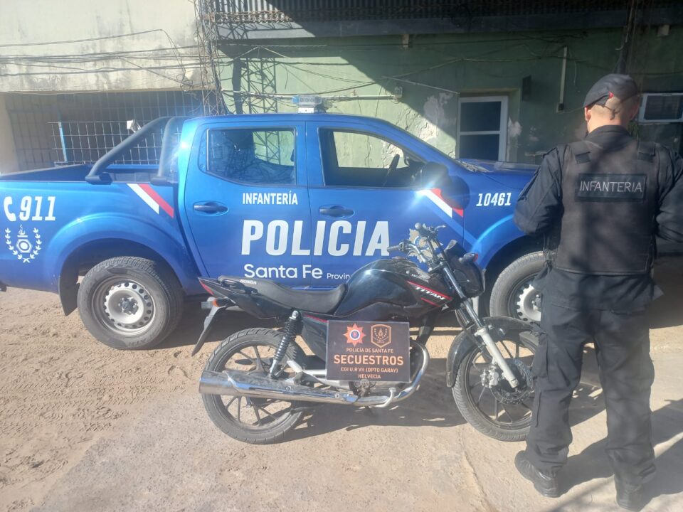 SECUESTRAMOS UNA MOTOCICLETA CON EL NÚMERO DE MOTOR/ CHASIS ADULTERADO Y APREHENDIMOS A SU CONDUCTOR.