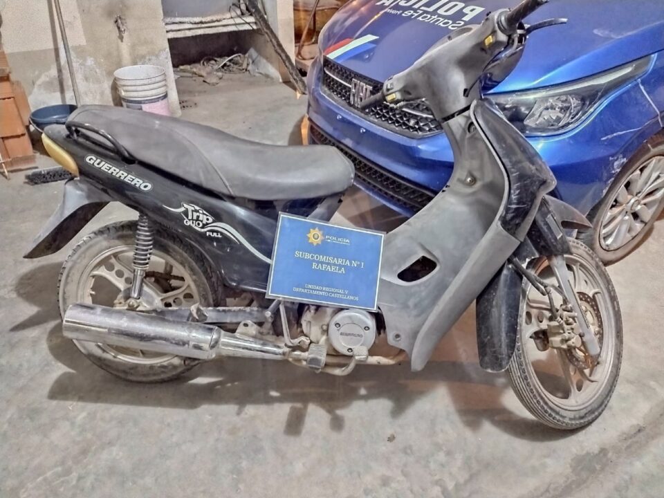 Una motocicleta en estado de abandono.