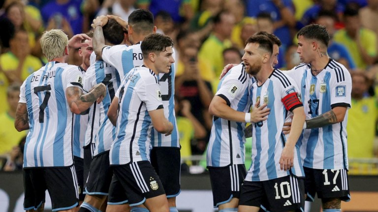 Argentina venció a Brasil en un clásico caliente por la represión policial y lo dejó sin invicto como local por Eliminatorias