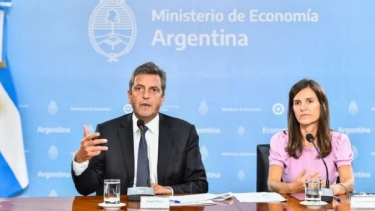 Los jubilados que cobran la mínima recibirán un bono de  mil en diciembre y los haberes subirán 20,87%