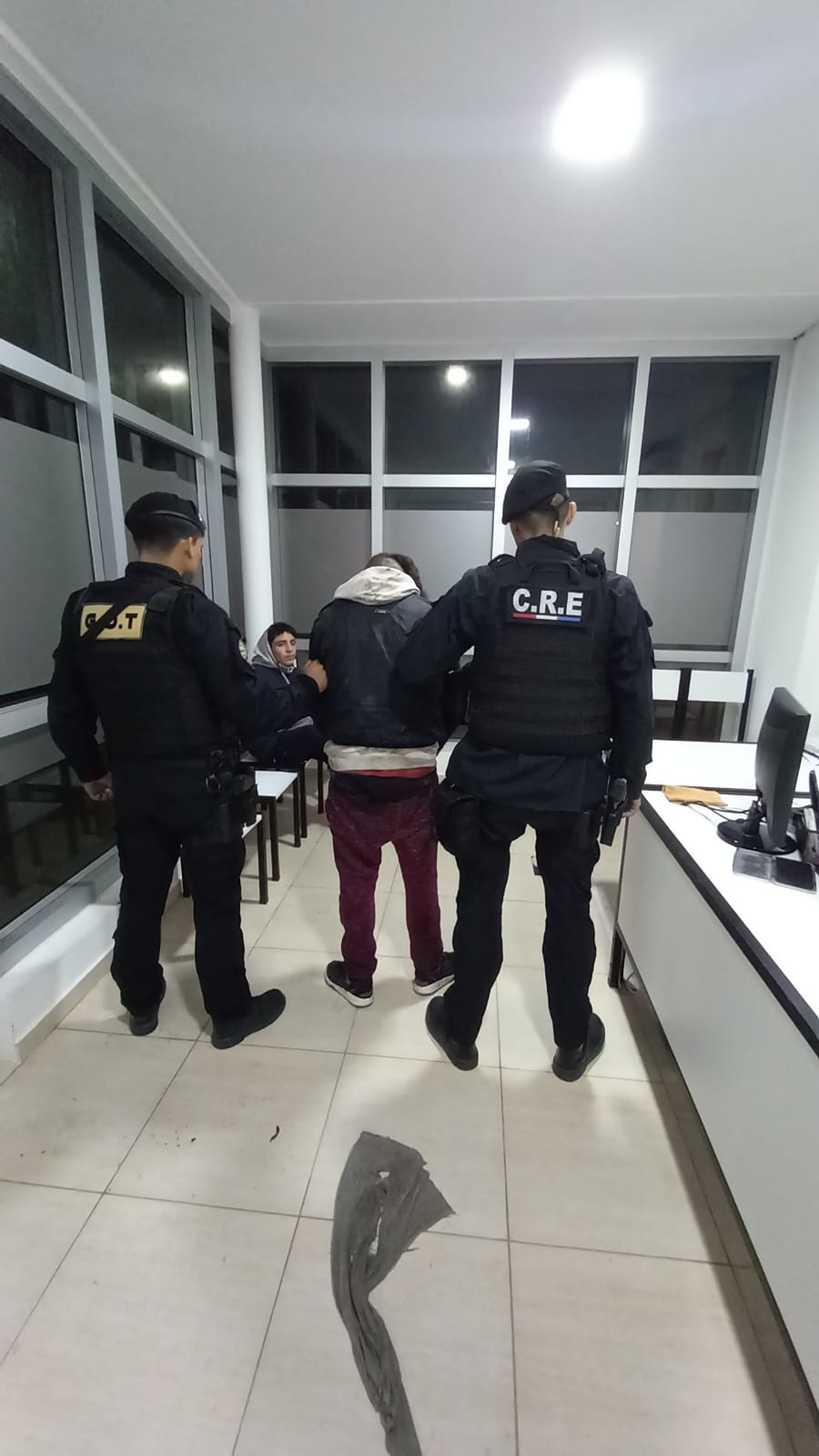 APREHENDIERON A DOS SUJETOS QUE SE RESISTIERON