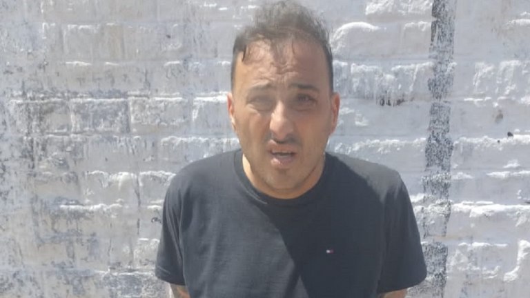 Insólito: fue detenido por un robo millonario y se escapó esposado del patrullero