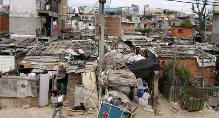 La pobreza subió al 42,9% en octubre como consecuencia de la alta inflación, según la Universidad Di Tella