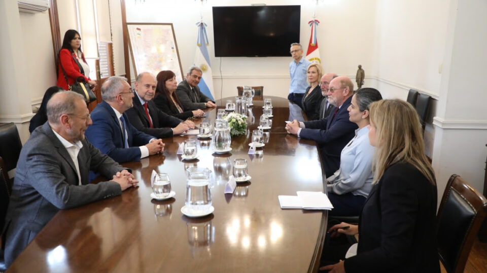 El gobernador Perotti recibió a senadores de California