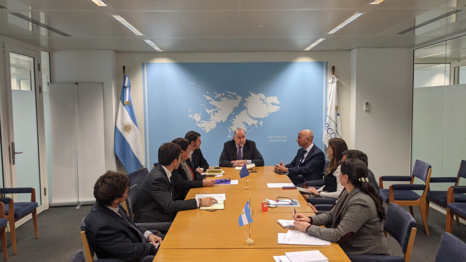 Perotti mantuvo reuniones de trabajo con funcionarios de la Embajada Argentina ante la Unión Europea