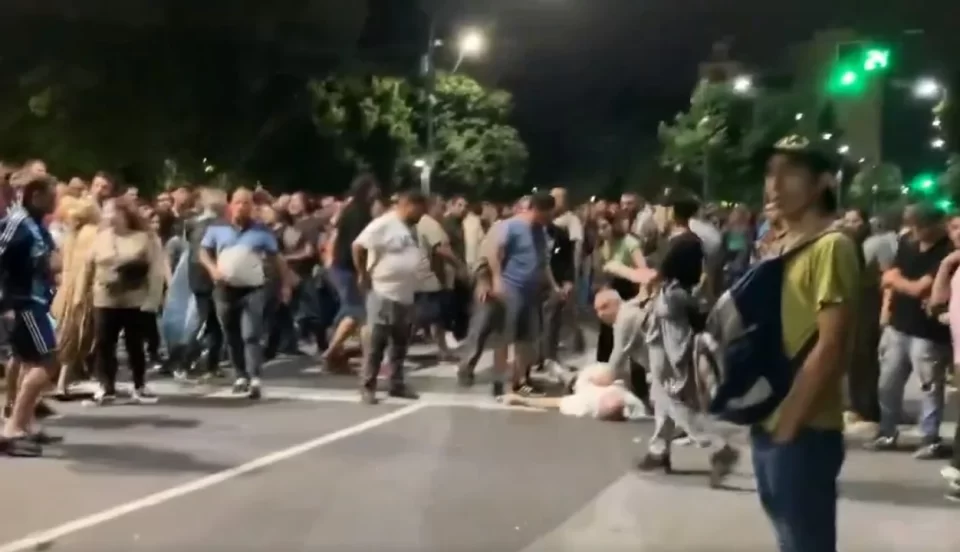 Un hombre murió tras descompensarse durante el cacerolazo en La Plata