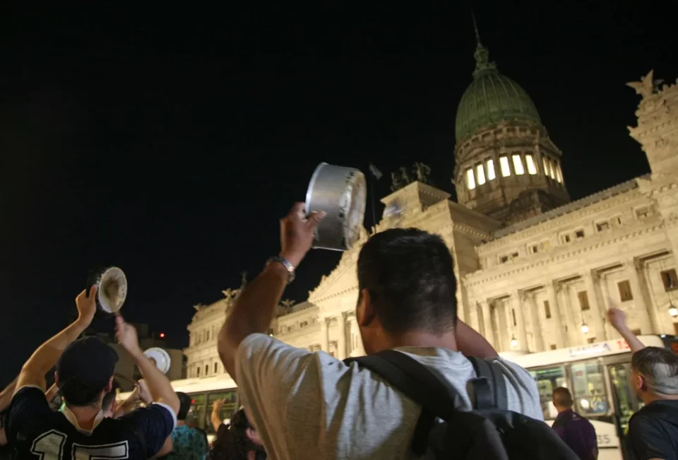 Tensión tras los anuncios de Milei: segundo cacerolazo en distintos puntos del país