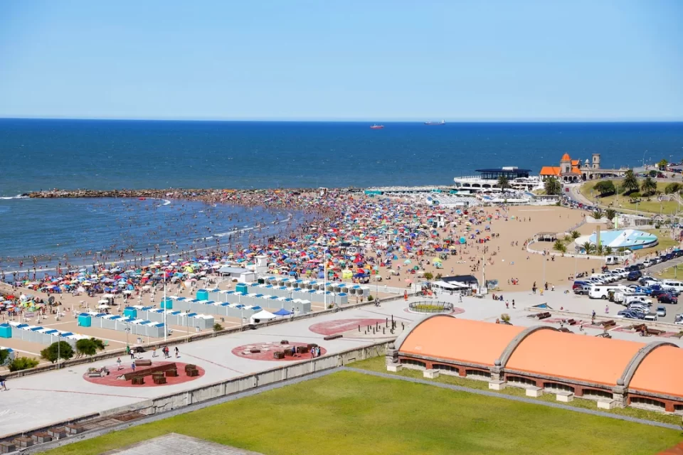 Ir de vacaciones a Mar del Plata en la primera quincena de enero cuesta al menos un millón de pesos