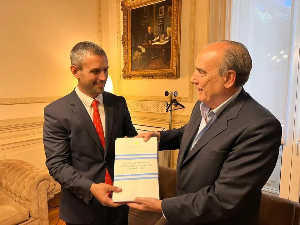 Los puntos principales de la Ley ómnibus que Milei envió al Congreso