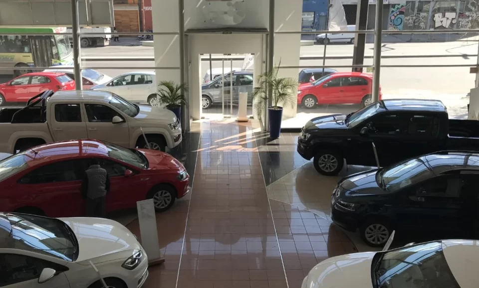 Los autos subieron más del 40% en dos semanas y golpean a la clase media: qué ofrecen las concesionarias
