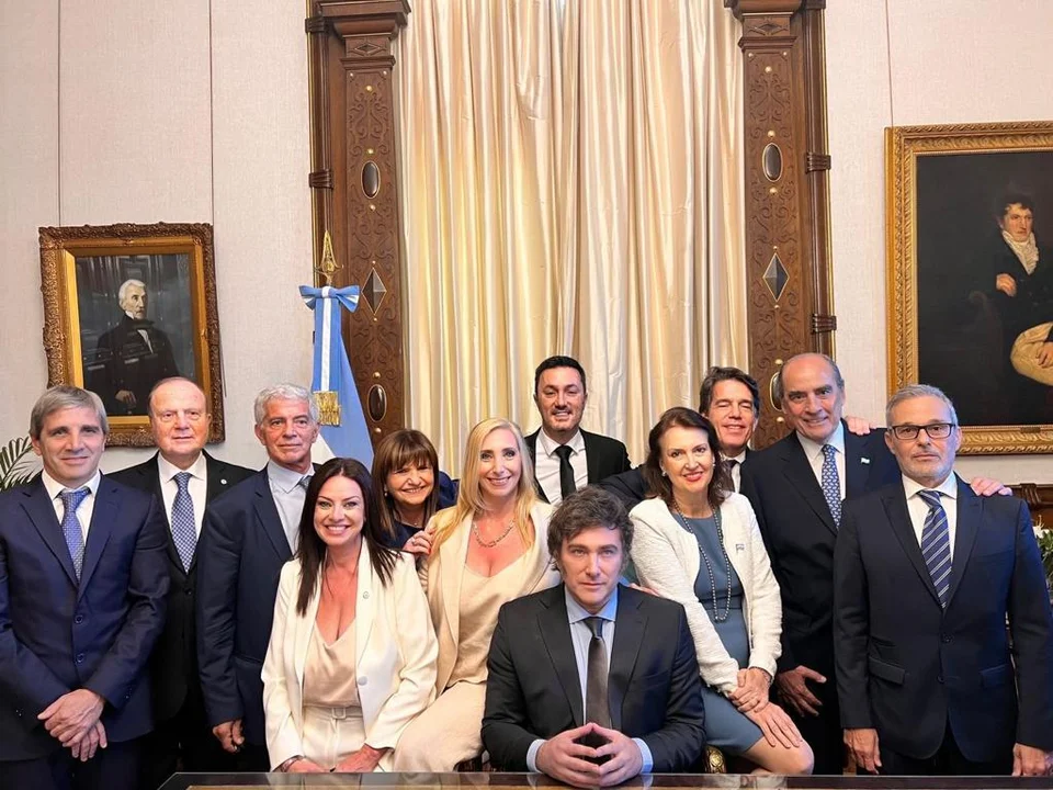 Milei le tomó juramento a sus ministros en el Salón Blanco de Casa de Gobierno