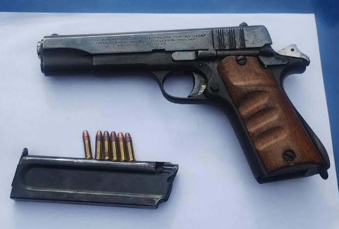 ARMAS DE FUEGO SECUESTRARON UNA PISTOLA CALIBRE 22 Y UNA “TUMBERA”. UN APREHENDIDO
