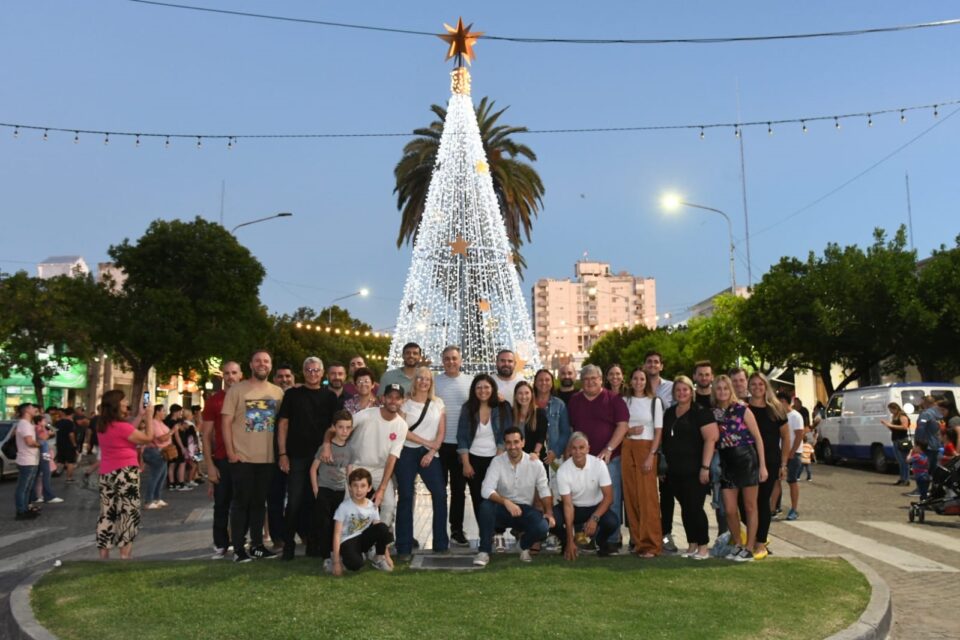 Se encendieron las luces del árbol navideño
