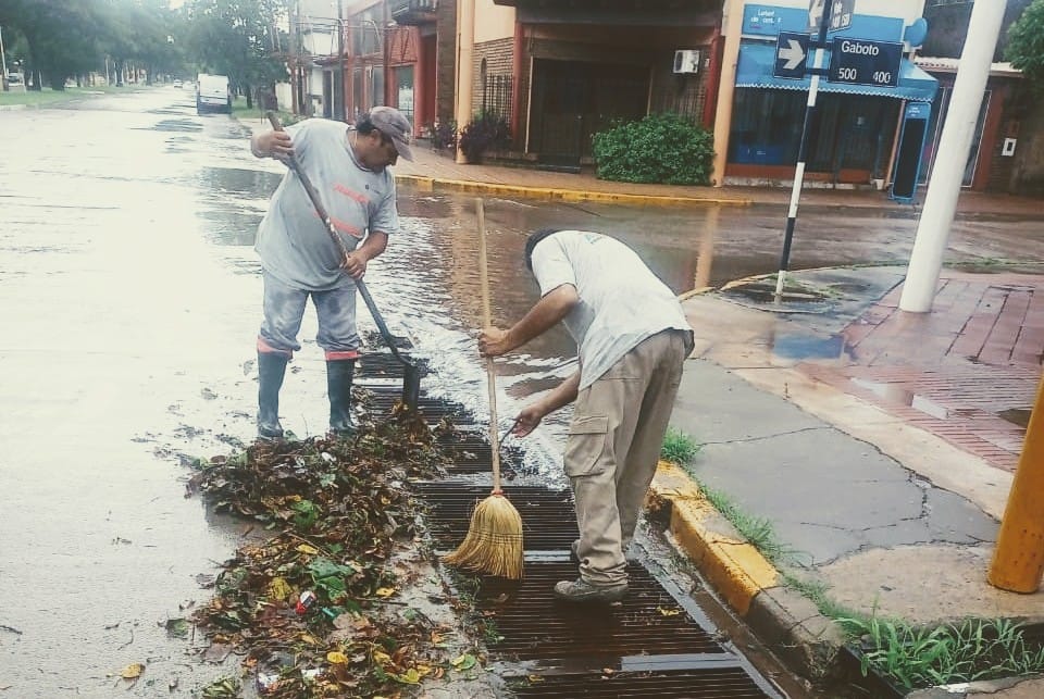 El municipio realiza la limpieza en bocas de tormenta y desagües