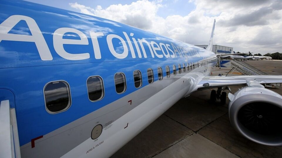 DNU de Milei: autoriza la cesión de acciones de Aerolíneas Argentinas y Austral a los empleados