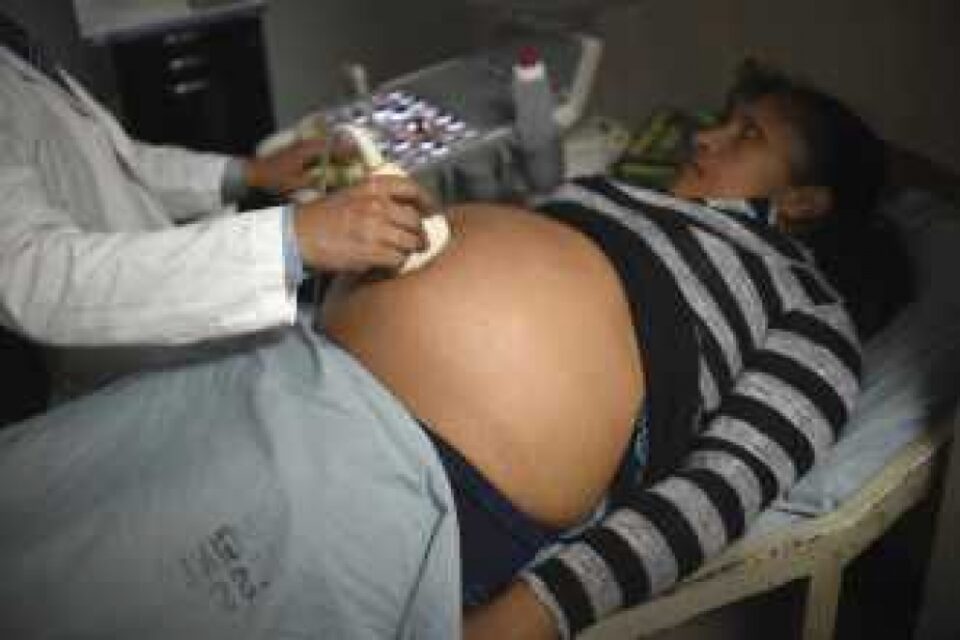 Licencias por maternidad: ¿Qué cambió con el DNU de Javier Milei?